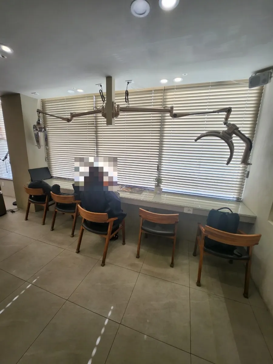 비오른헤어 청담점 시술 의자와 거울