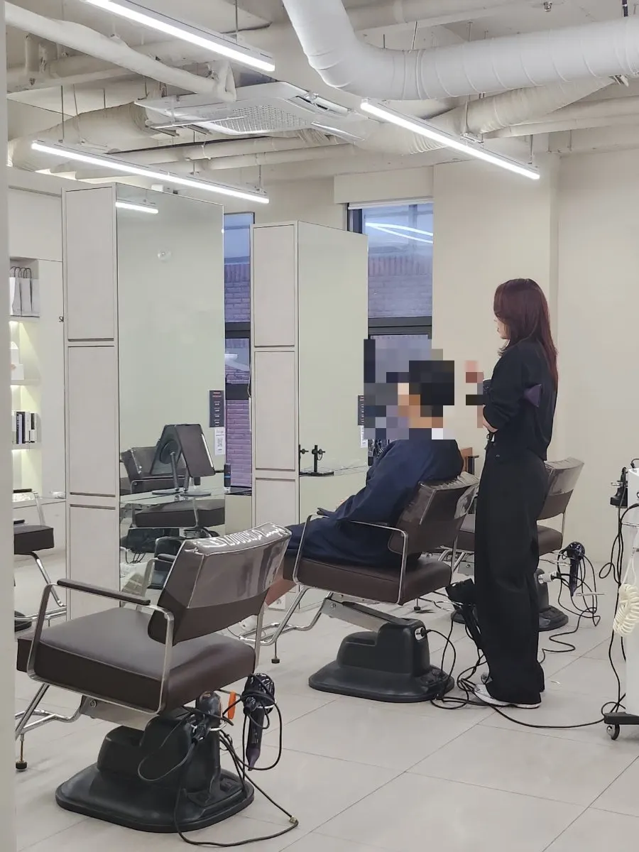 비오른헤어 청담점 내부 전경