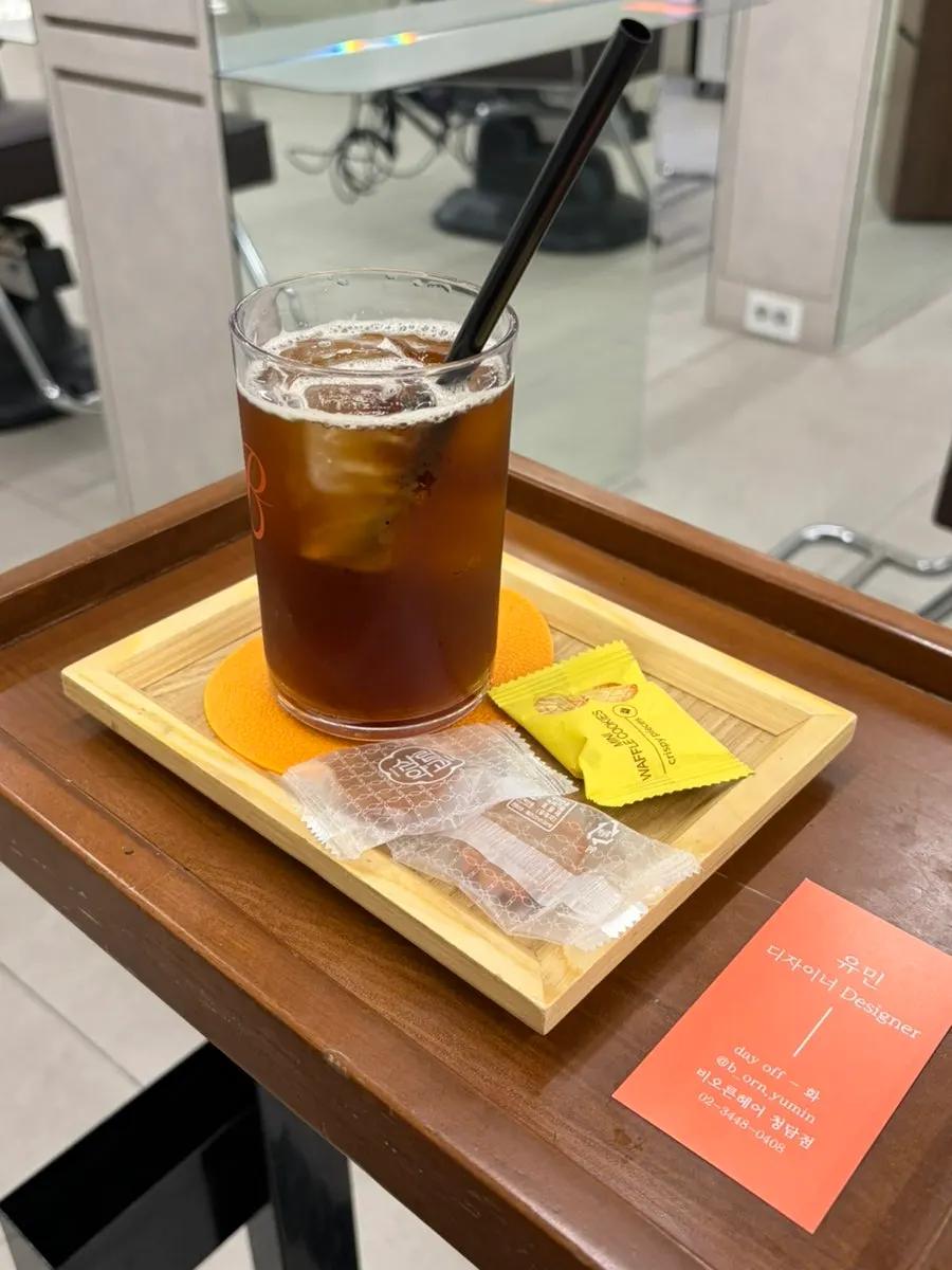 Snacks and an iced americano provided after being seated