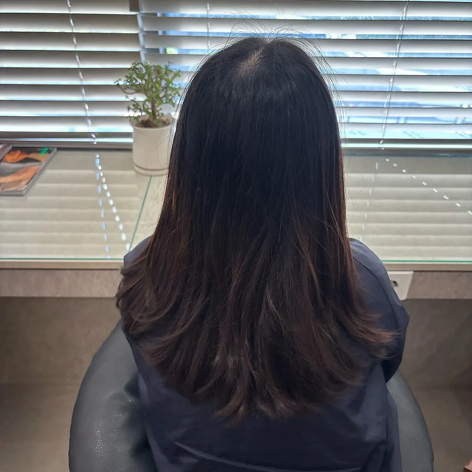 Before shot of dry, split-ended hair pre-treatment