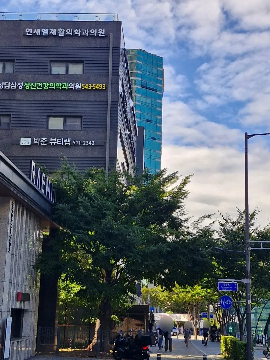 청담역 7번 출구 앞 라클래시 상가 외관