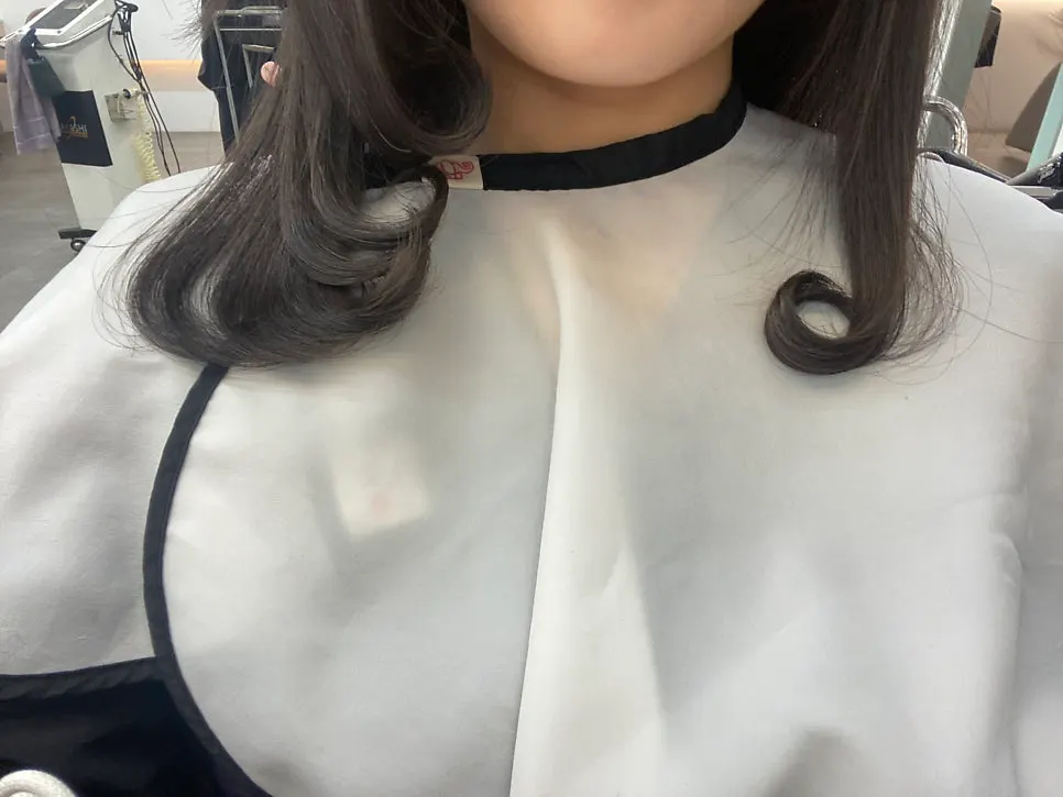 매직 중 머리 끝부분 시술 장면