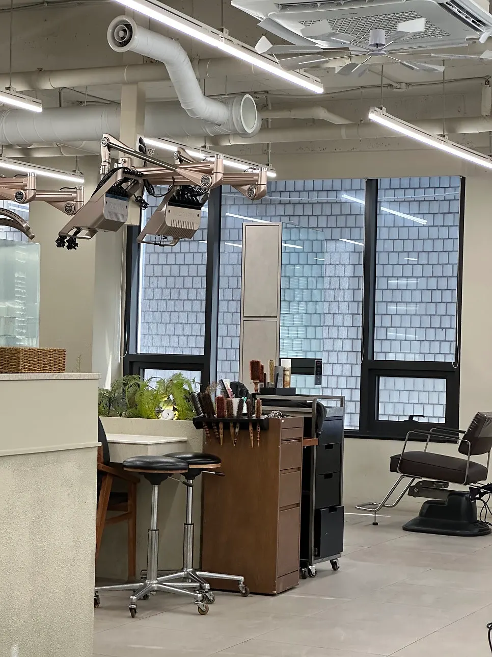 Mirror and styling chair at Beorn Hair Cheongdam