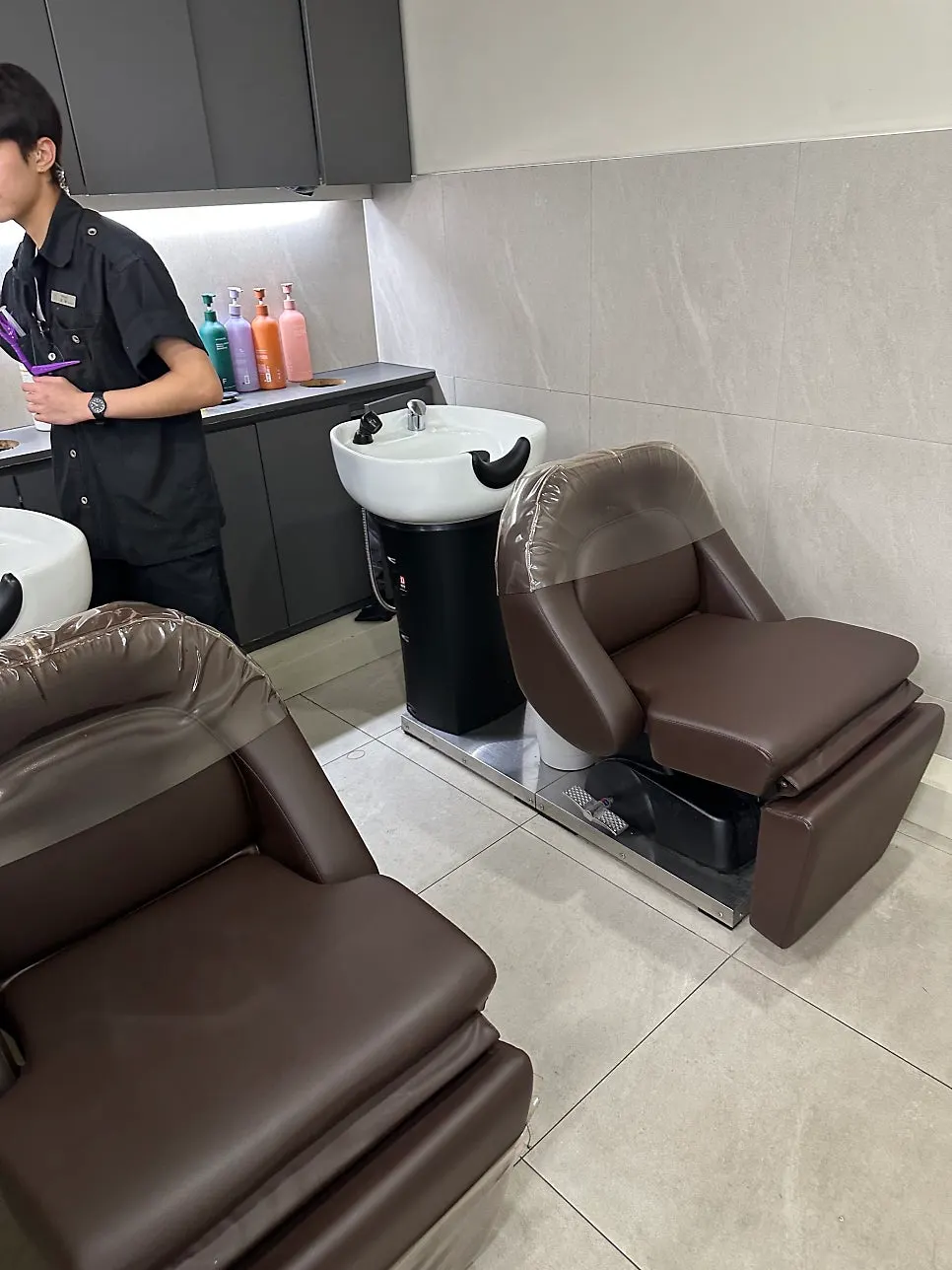 Washing hair at the shampoo station after neutralizing