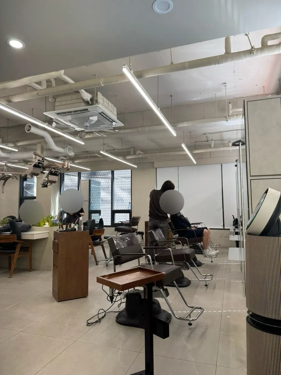 비오른헤어 청담점 매장 내부 전경