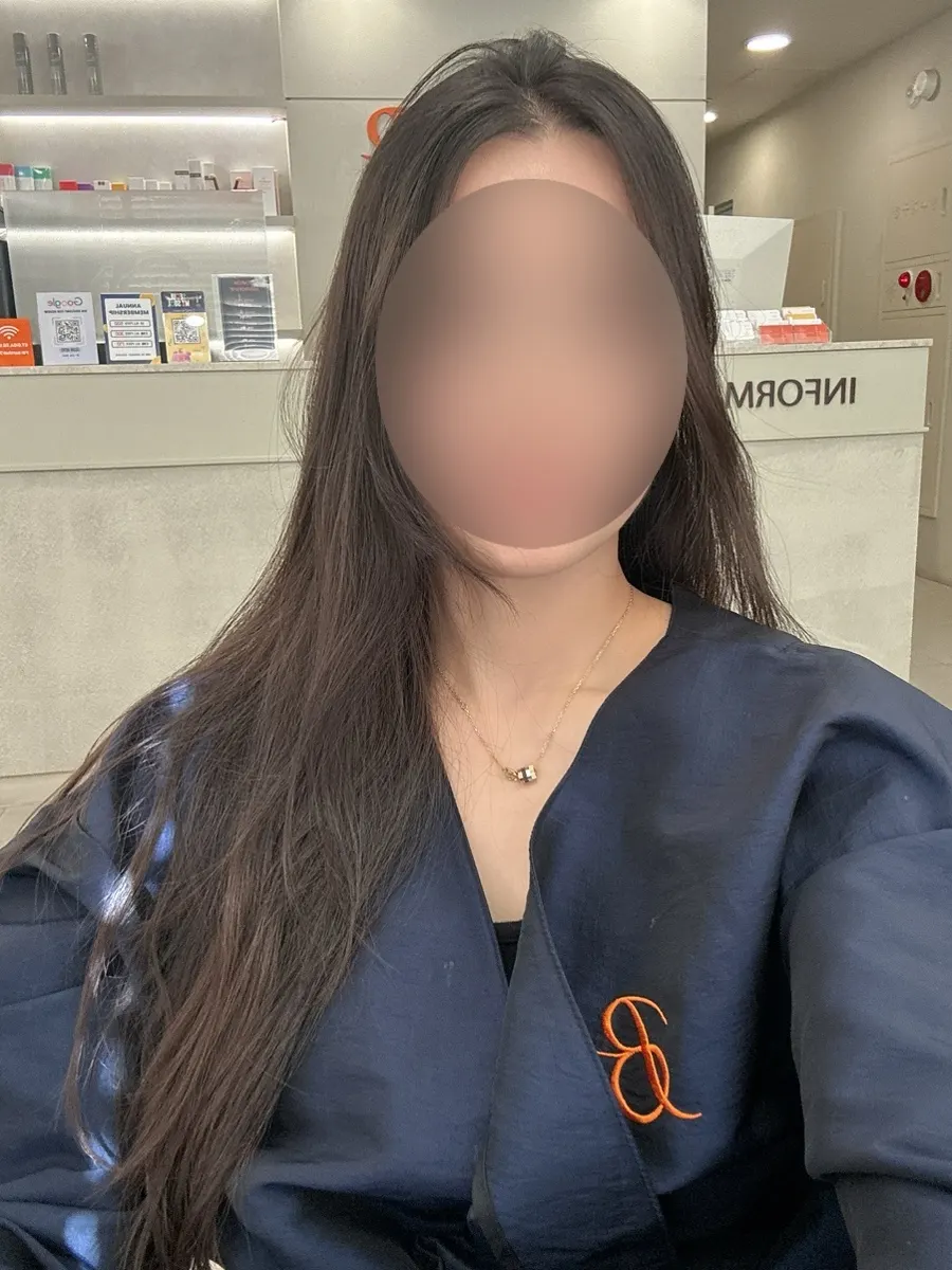 음료와 과자가 놓인 다과상