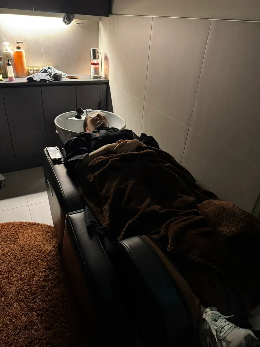 전신 마사지기가 놓인 스파룸