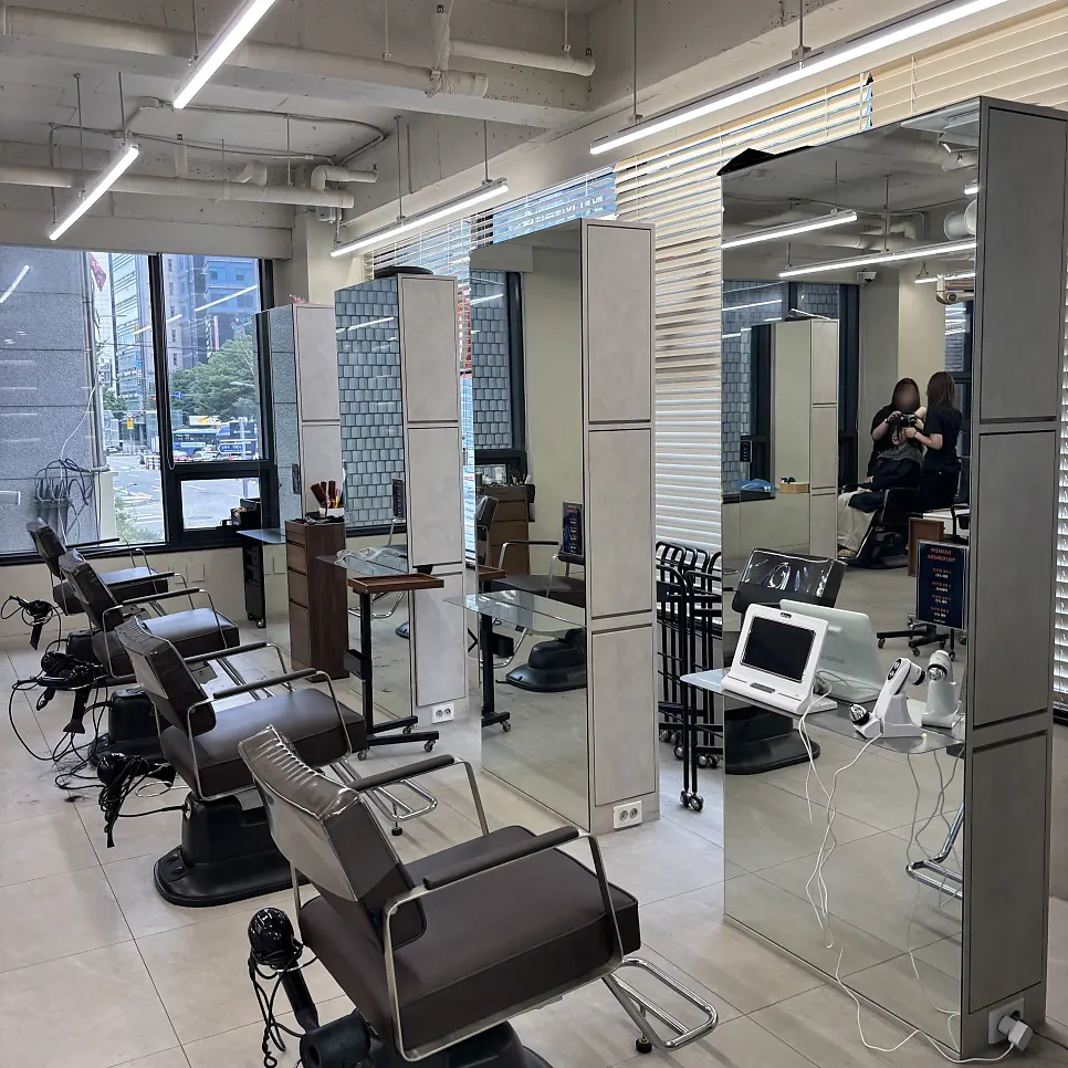 Exterior view of Beorn Hair Cheongdam's 2nd-floor shop
