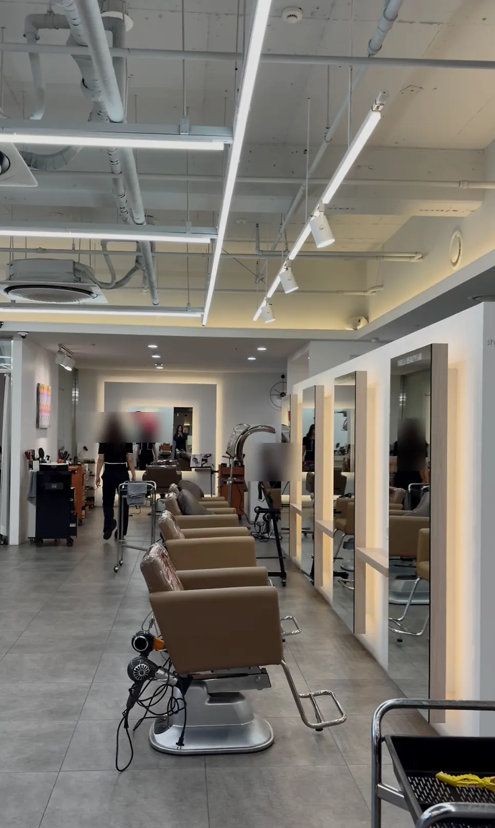 Building housing Park Jun Beauty Lab Cheongdam Branch in front of exit 7 of Cheongdam Station