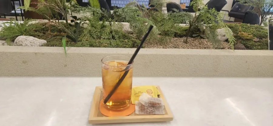 Central table seat with magazines