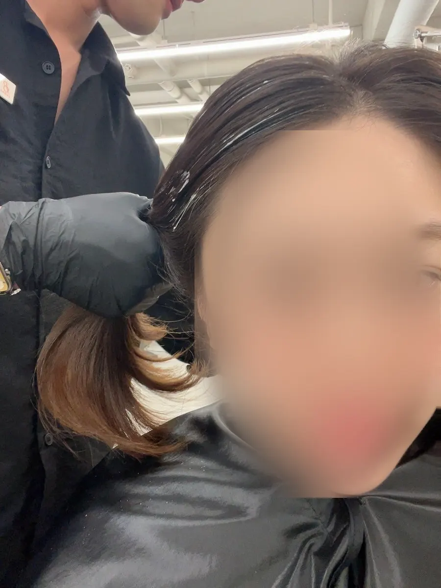 전체염색 진행 중인 모발