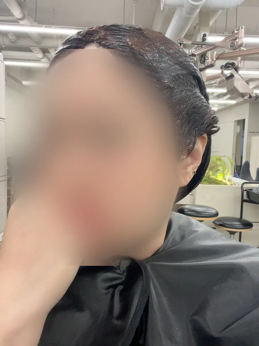 염색 약제를 도포한 뿌리 부분