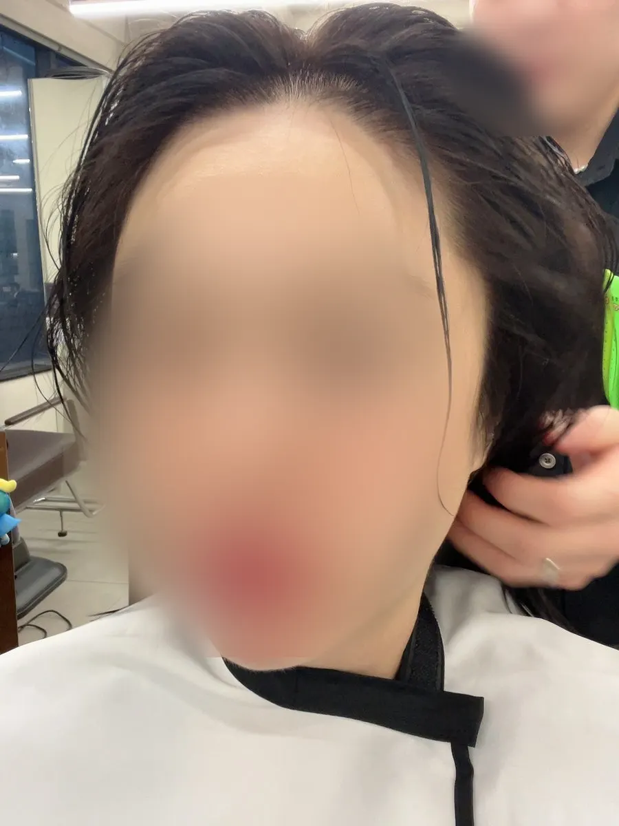 균일하게 염색된 모발 결