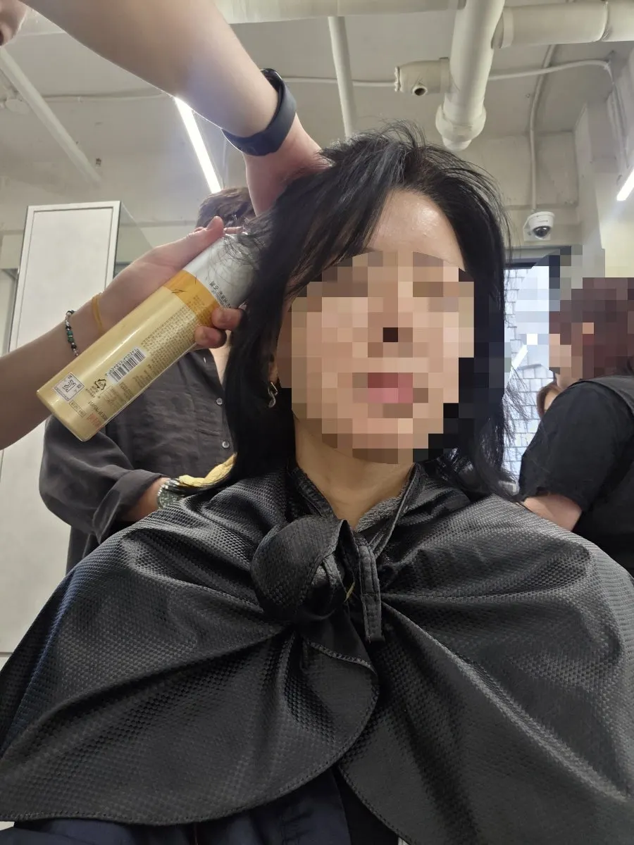염색약 도포 중인 뿌리 부분
