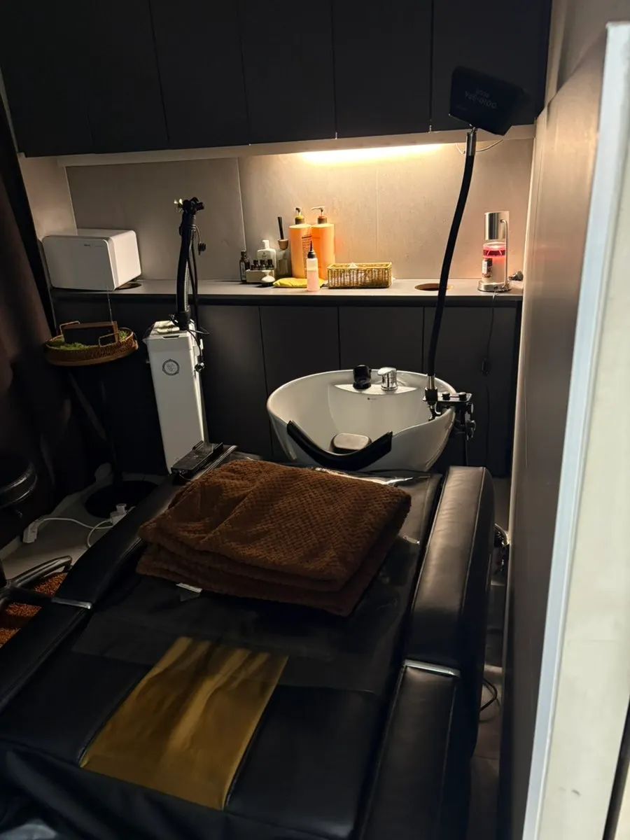 Head spa space with massage chair