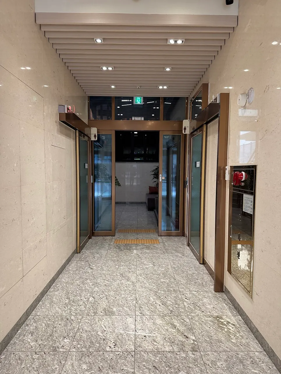비오른헤어 청담점 입구 쪽 통로