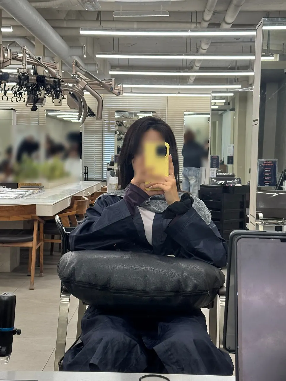 블라인드 내려진 창가 자리에서 진행되는 스트레이트 매직