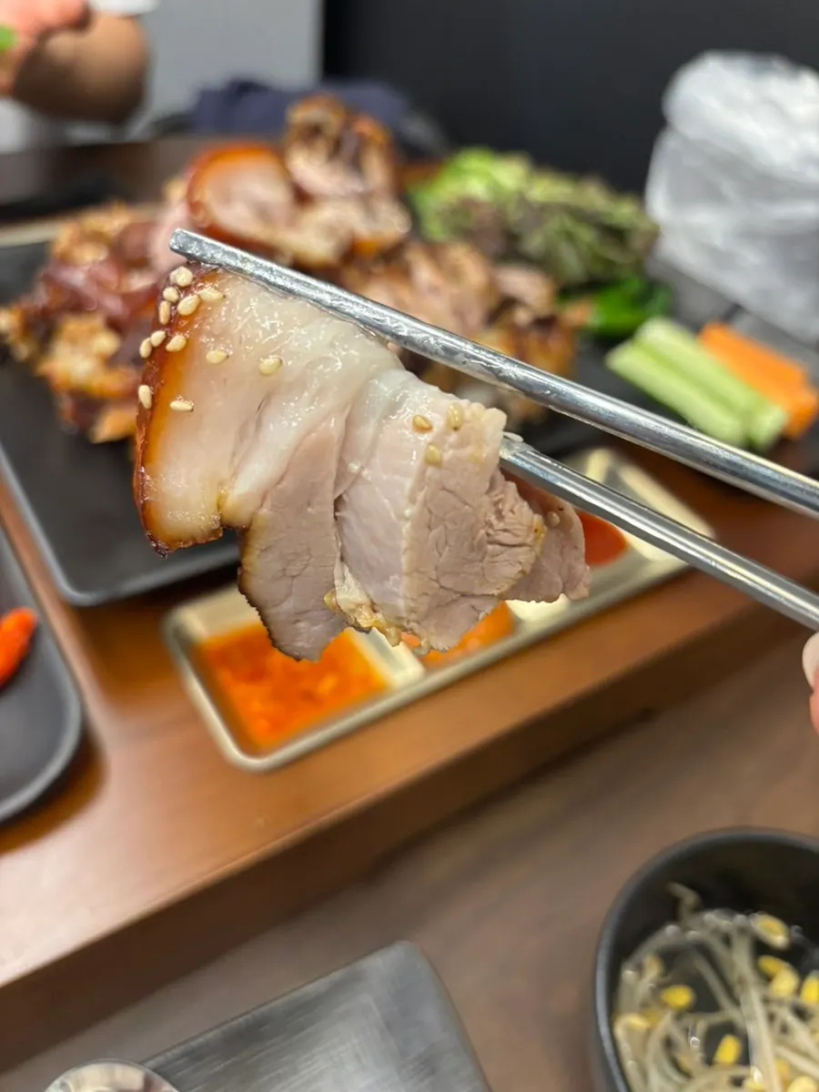 Appetizingly sliced jokbal