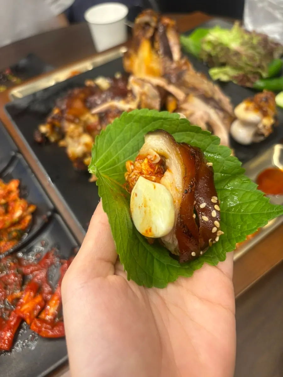 A piece of jokbal picked up with chopsticks