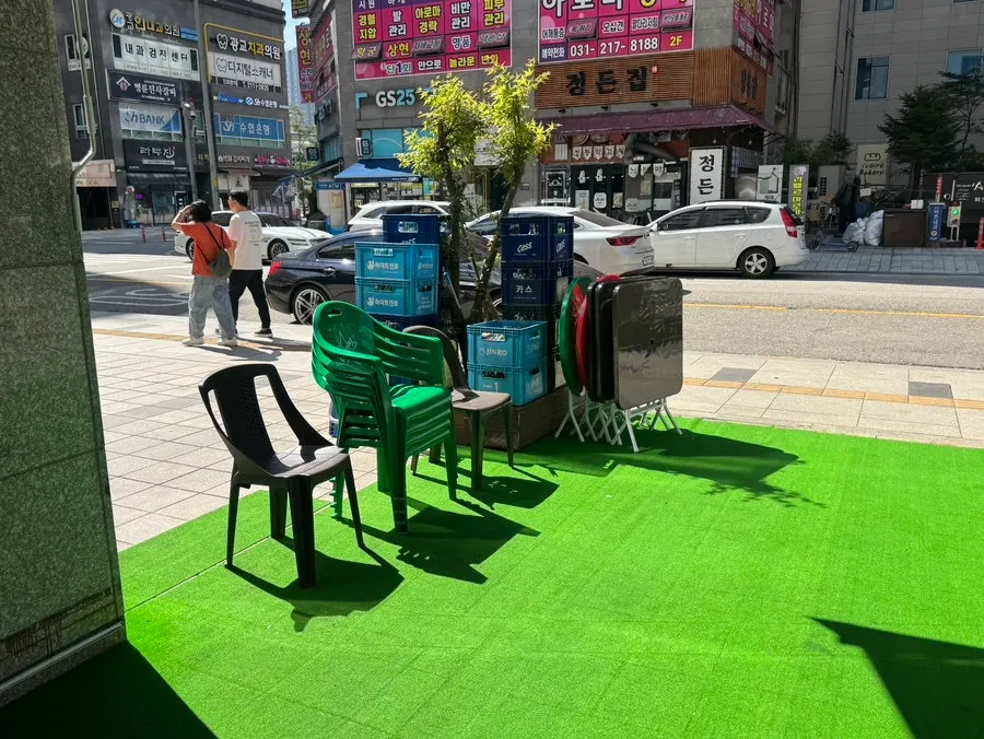 영업시간이 적힌 청담족발 광교상현점 입구