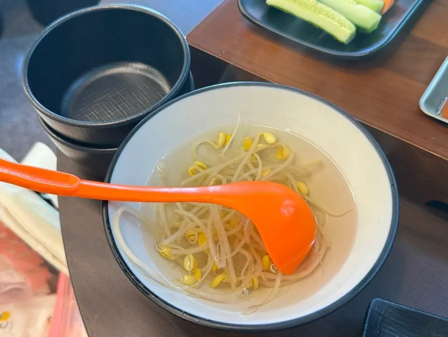 쌈채소와 새우젓 등 보쌈 밑반찬 상차림