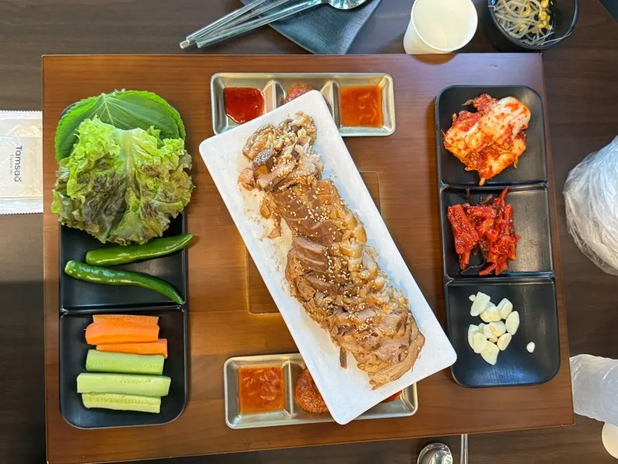 접시에 담겨 나온 보쌈 고기