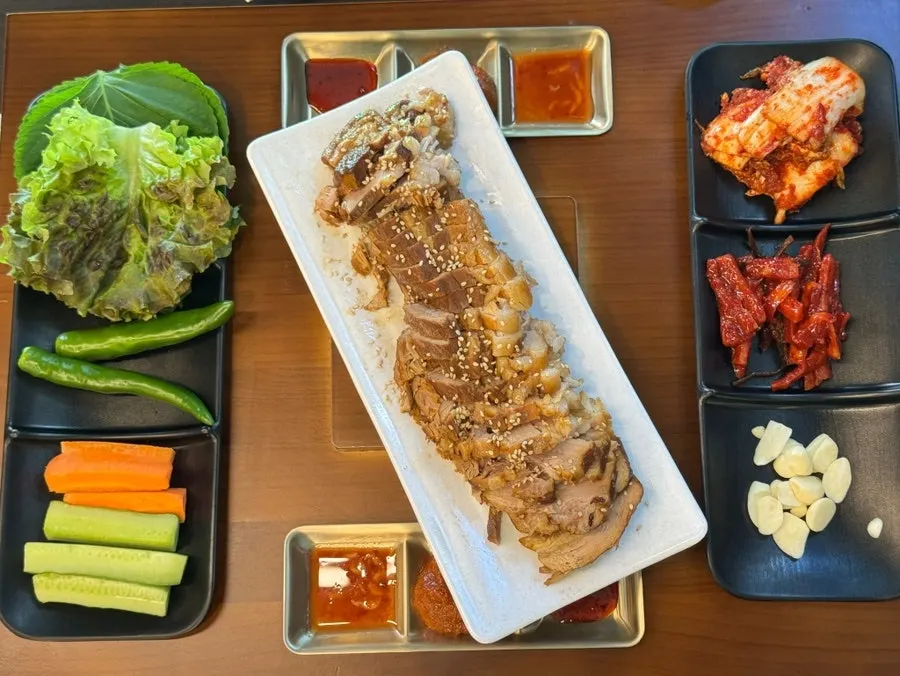 촉촉한 단면이 보이는 보쌈 고기