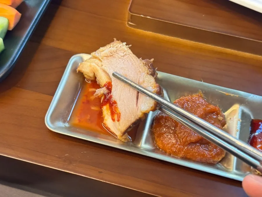 새우젓에 찍은 보쌈 한 점