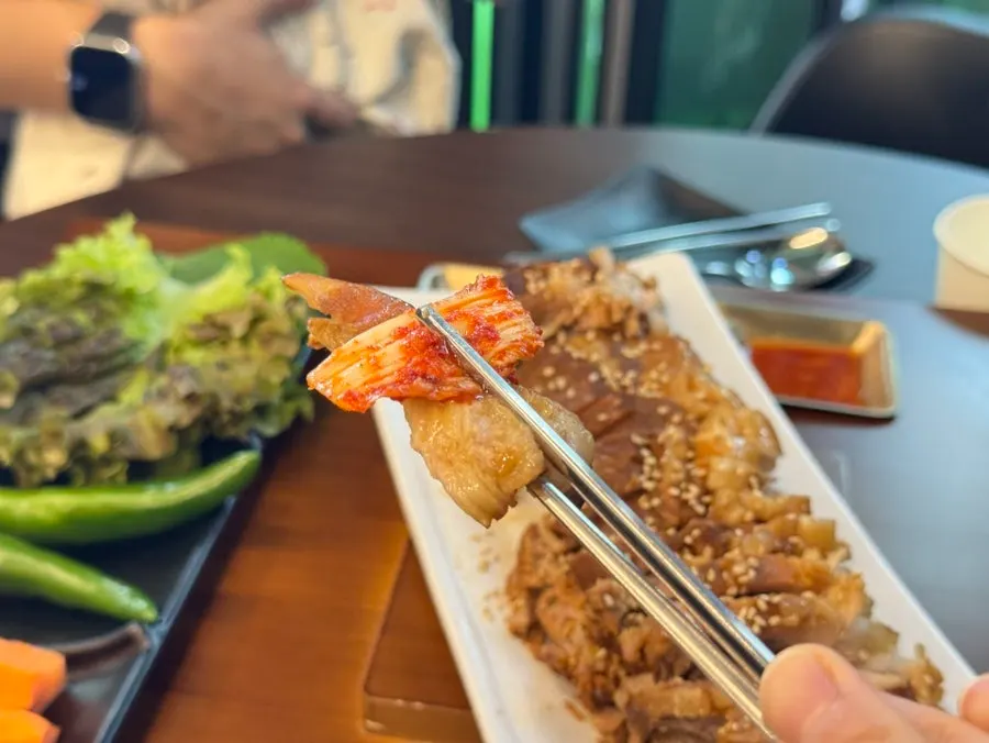 무말랭이와 김치 등 아삭한 밑반찬