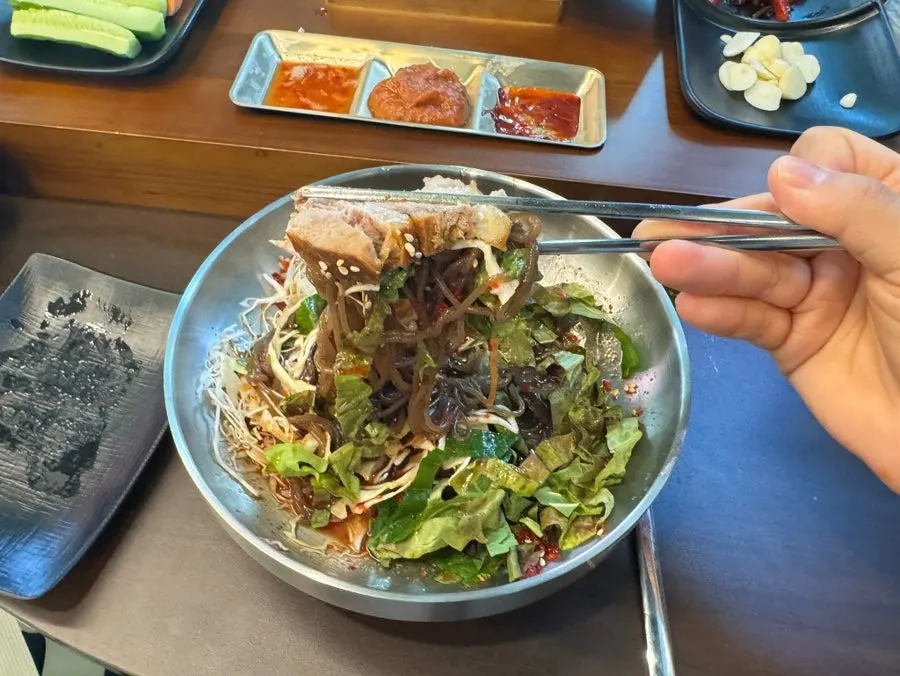 보쌈과 함께 먹는 막국수 한 젓가락