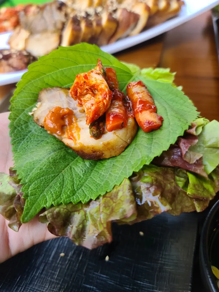 Side dishes and kimchi served with bossam