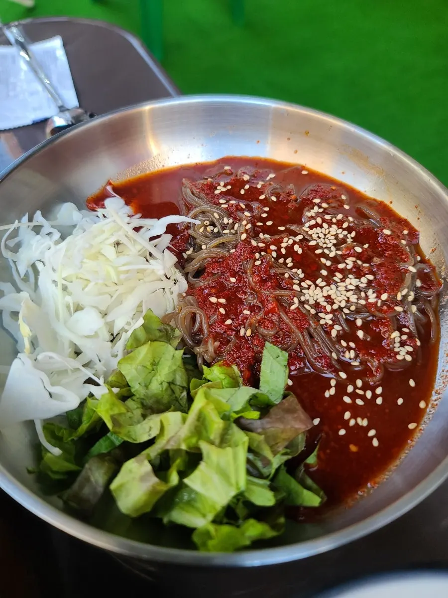 Makguksu noodles served alongside bossam