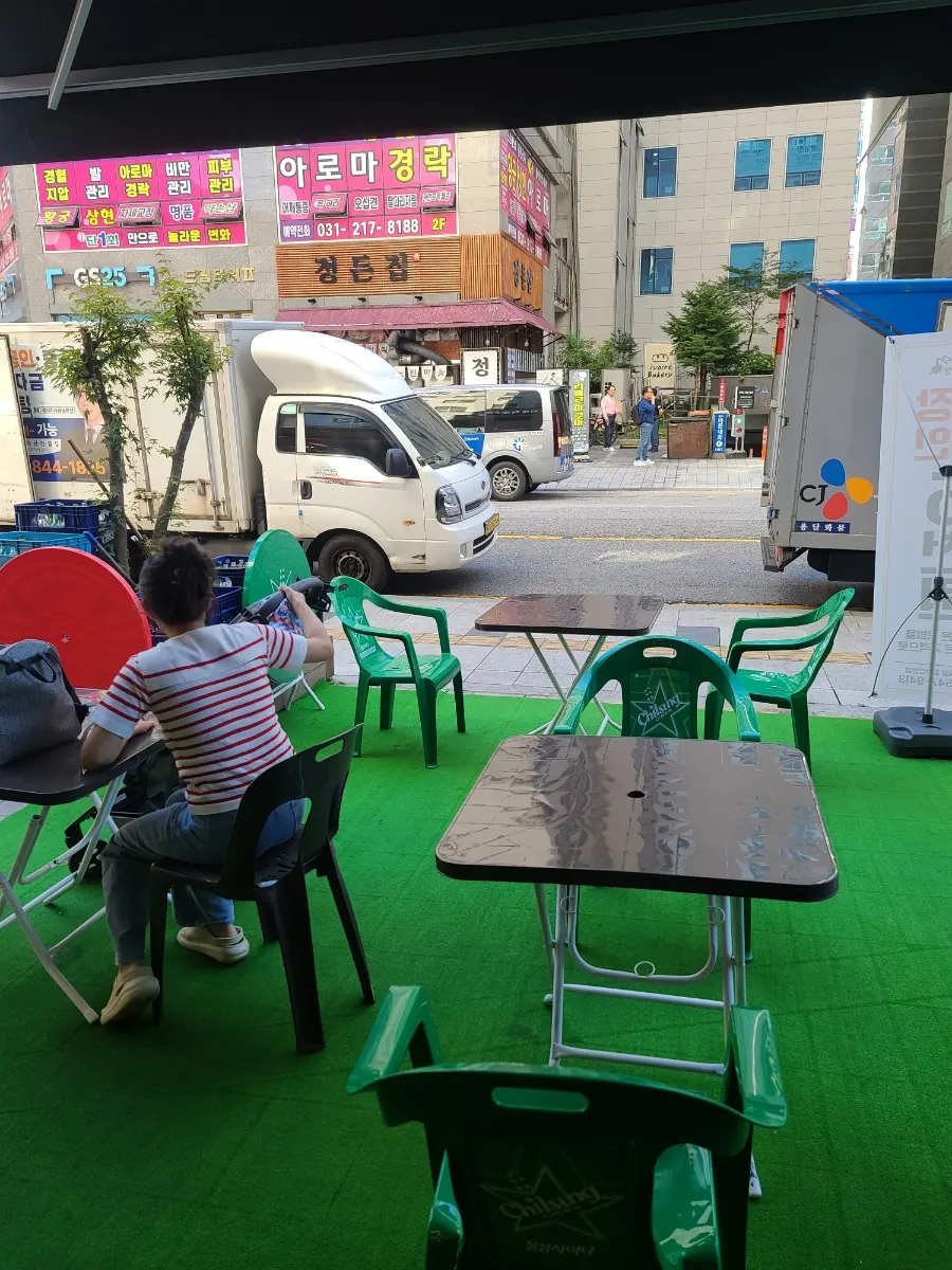 Photo record of the visit to Cheongdam Jokbal Gwanggyo Sanghyeon Branch