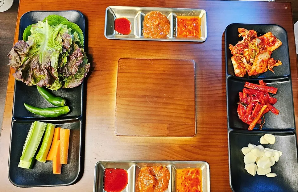Wrap vegetables like lettuce and perilla leaves with salted shrimp and soybean paste