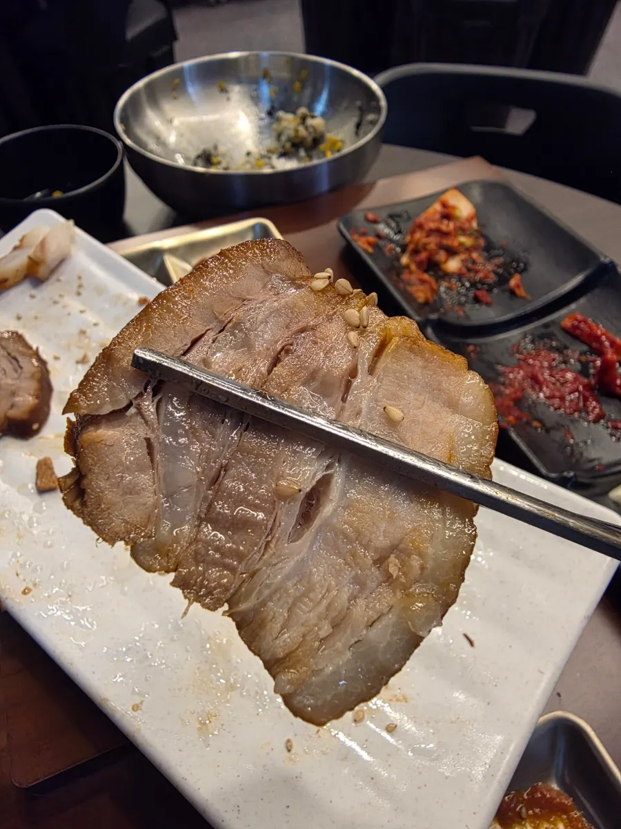 윤기 있는 보쌈 고기 접시