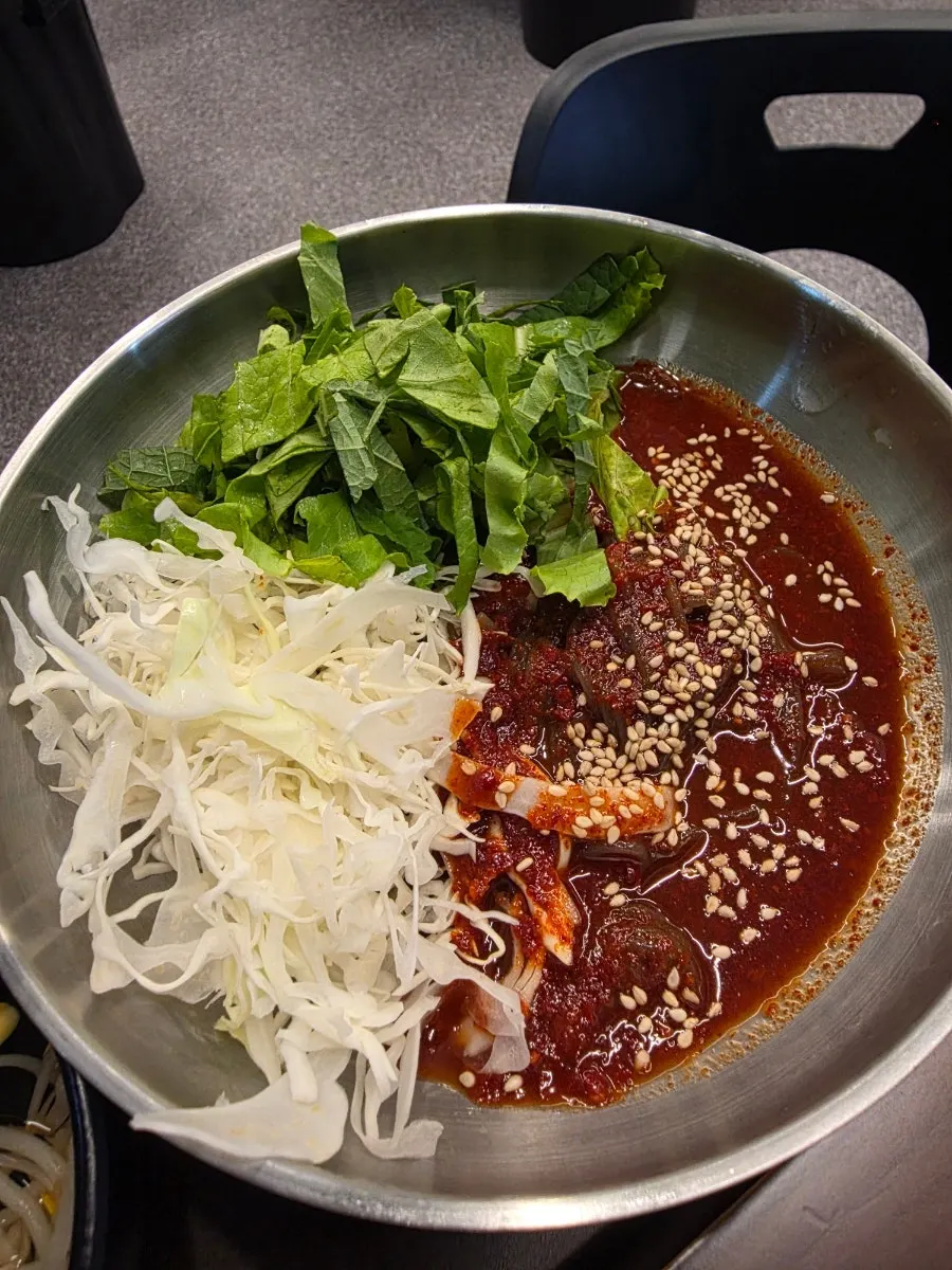 홀 식사 서비스로 나온 막국수