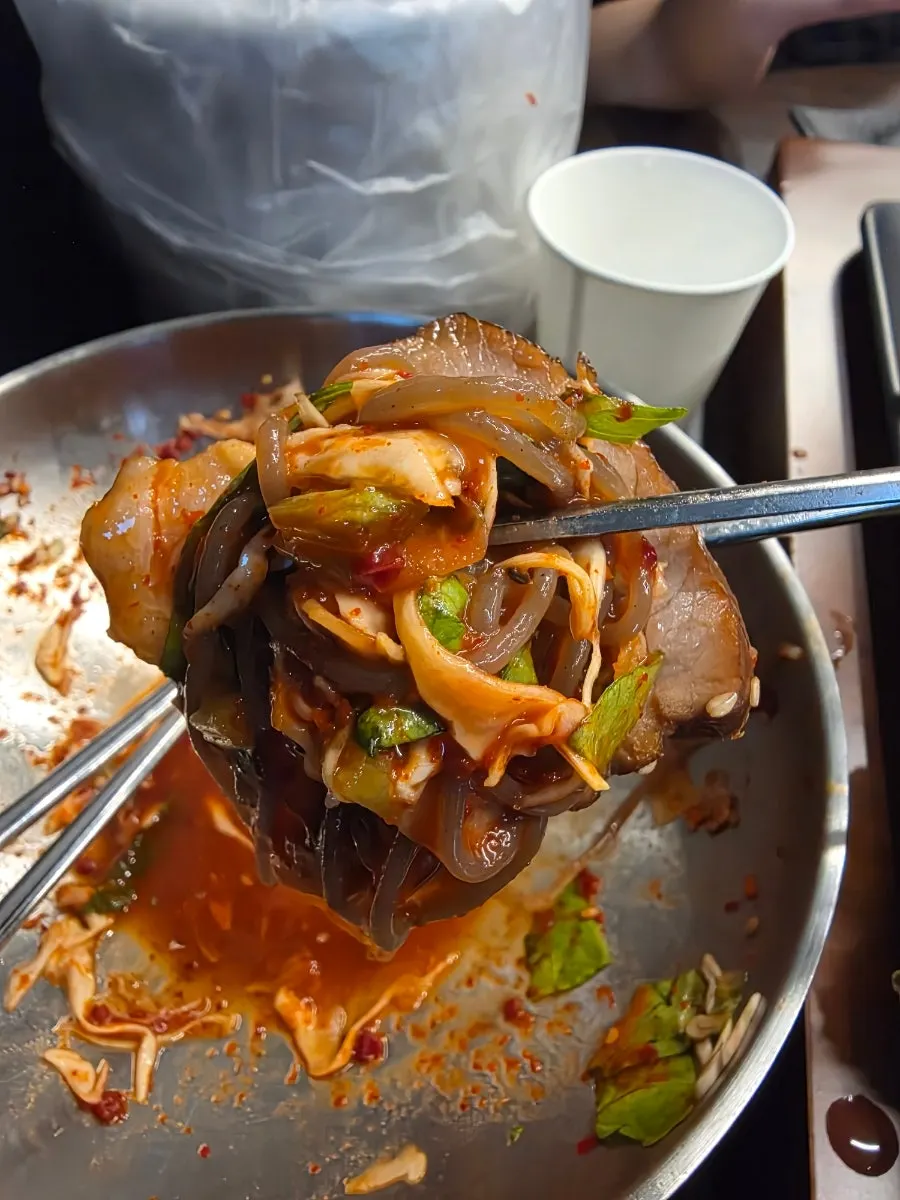 보쌈과 막국수 함께 놓인 상차림