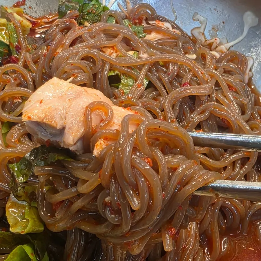 A bite combining jokbal with makguksu noodles