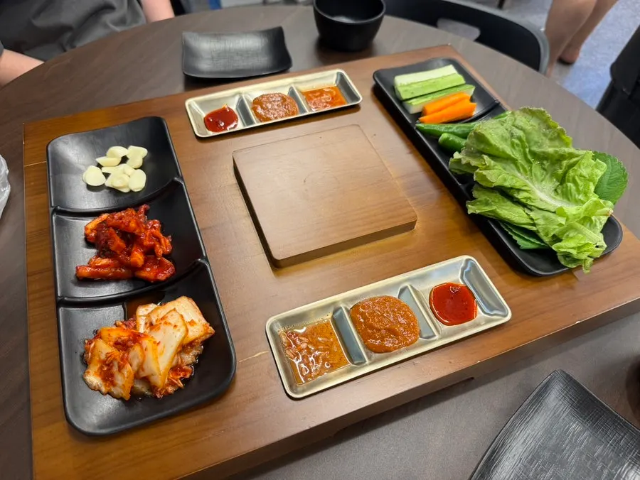 Basic side dishes served alongside the jokbal