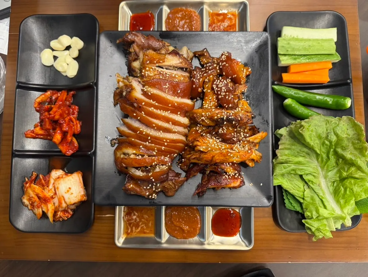 Table spread of the jokbal set at Cheongdam Jokbal Gwanggyo Sanghyeon Branch