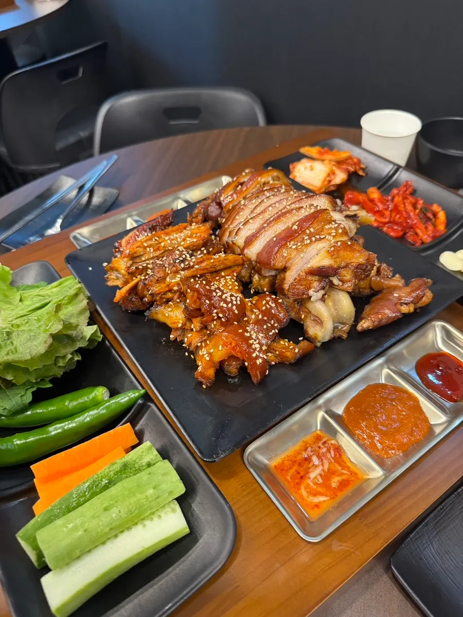 A piece of jokbal lifted with chopsticks