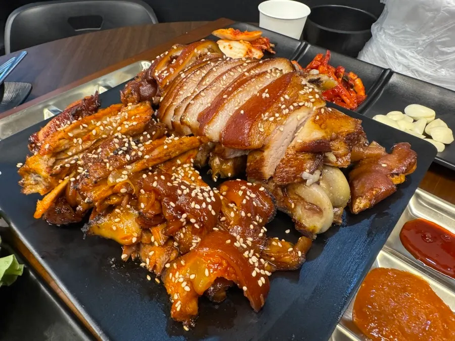 Spicy sauce served with the jokbal