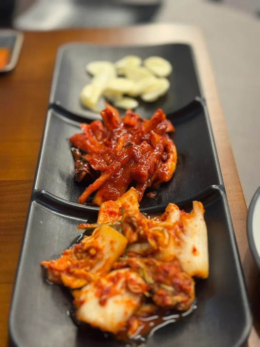 정갈하게 담긴 밑반찬상