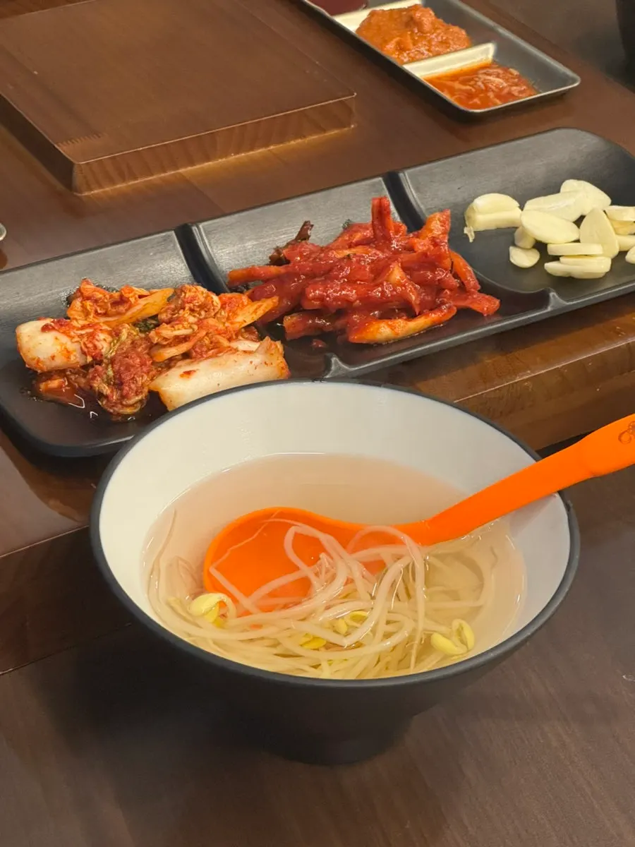 족발과 함께 나온 밑반찬 접시