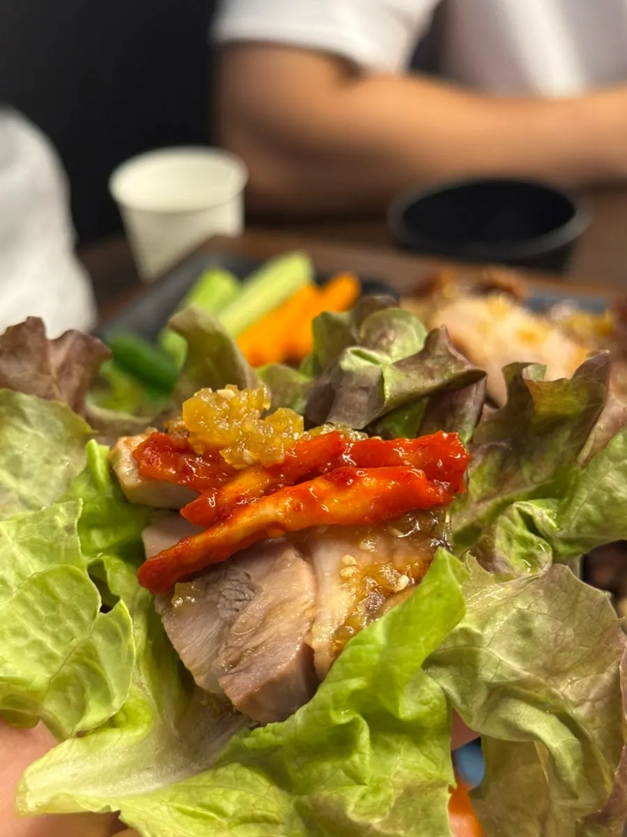 마늘소스 올린 족발 한 점