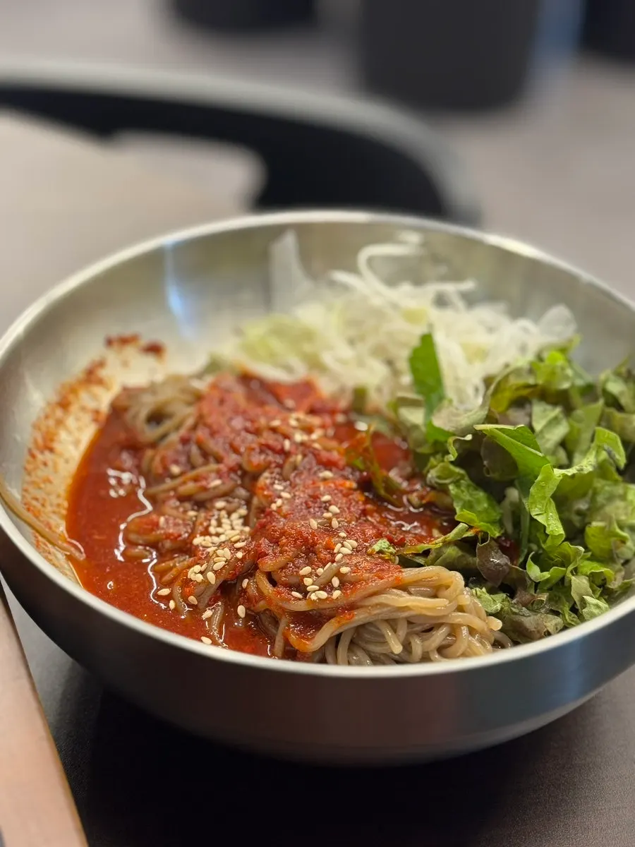 홀 주문 시 막국수 기본 제공 안내