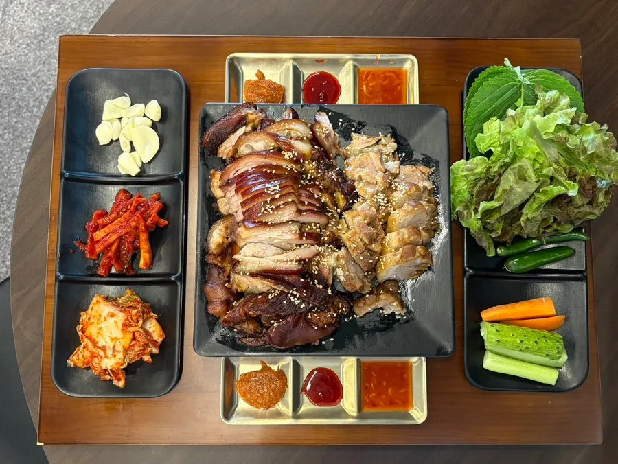 쌈 채소와 소스 3종이 함께 깔린 족발보쌈 한상