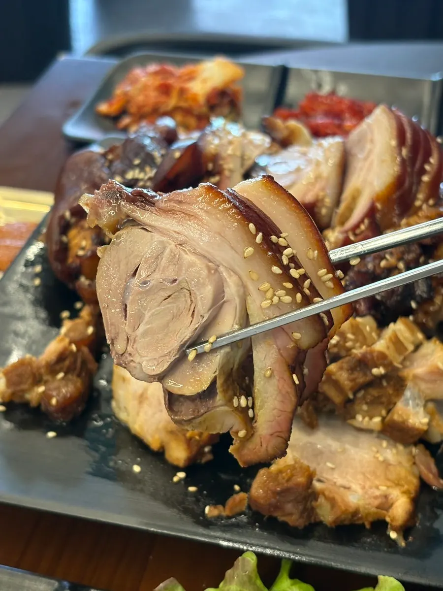 윤기 도는 당일 삶은 족발 접시