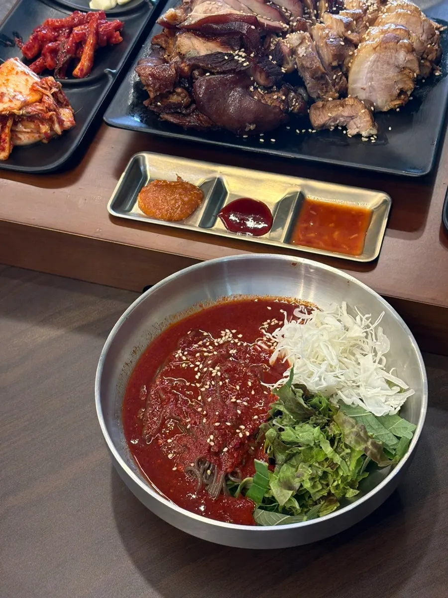 서비스로 나온 양념 막국수