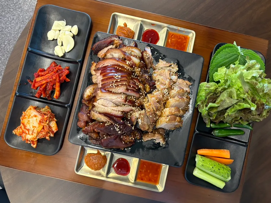 식사를 마친 청담족발 광교상현점 테이블